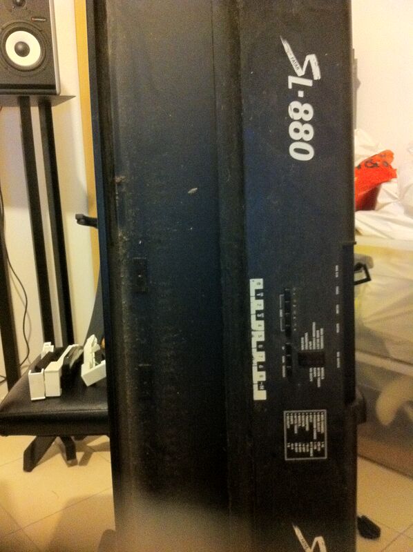 The SL-880 label on the back